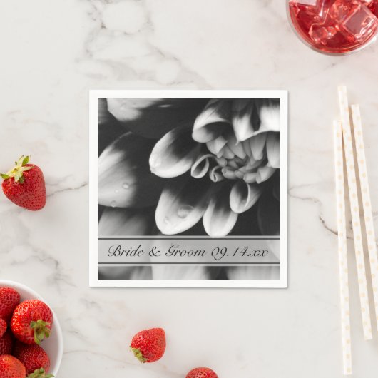 Serviette En Papier Mariage à fleurs noir et blanc Dahlia (En situation)