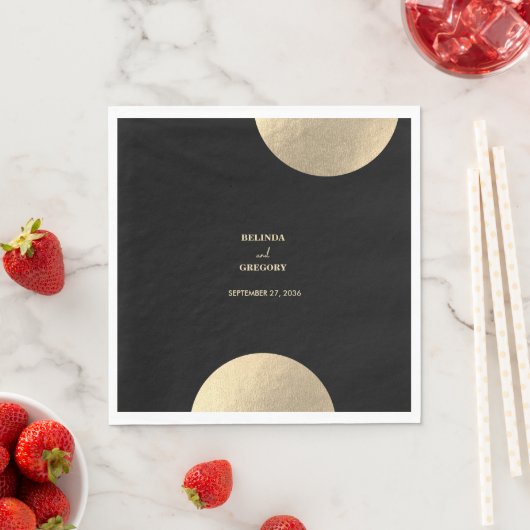 Serviette En Papier Mariage Abstrait moderne Noir & Or contemporain (En situation)