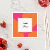 Serviette En Papier Mariage Abstrait rose chaud et orange moderne (En situation)