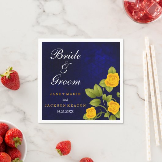 Serviette En Papier Mariage bleu foncé et marigold jaune rose (En situation)