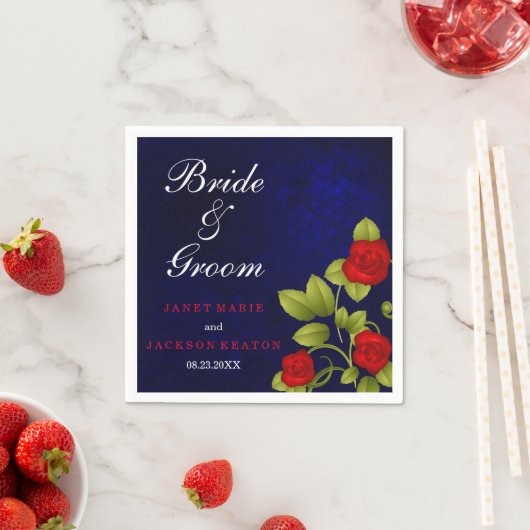 Serviette En Papier Mariage bleu foncé et rose rouge (En situation)