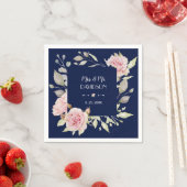 Serviette En Papier Mariage bleu marine à fleurs rose pâle (En situation)