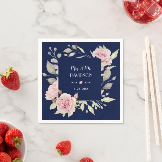 Serviette En Papier Mariage bleu marine à fleurs rose pâle (En situation)