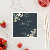 Serviette En Papier Mariage Champêtre Blanc et Vert Foncé Fleurs (En situation)