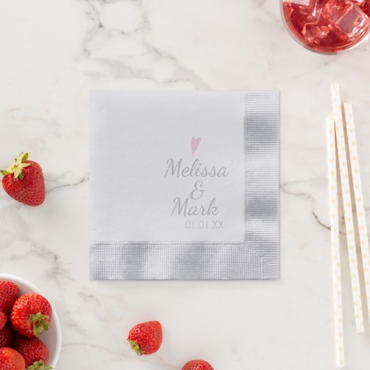 Serviette En Papier Mariage d'argent minimal simple coeur rose monogra (En situation)