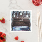 Serviette En Papier Mariage de ferme d'hiver avec tonneau en bois rust (En situation)