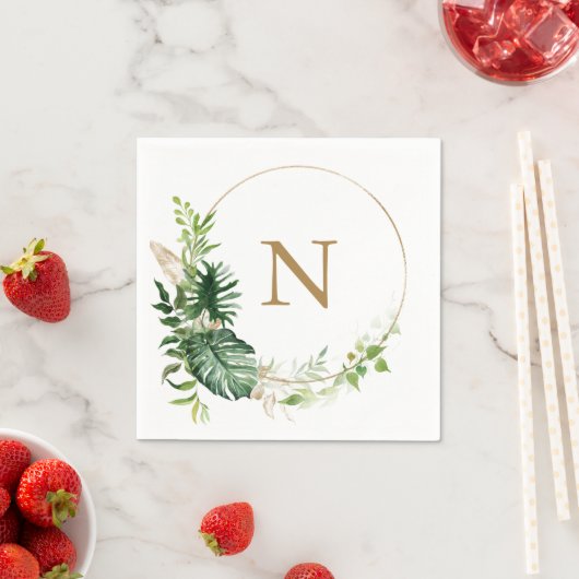 Serviette En Papier Mariage de Monogramme d'or vert tropical (En situation)