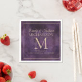 Serviette En Papier Mariage de monogramme d'or violet rustique (En situation)