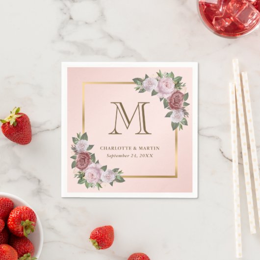 Serviette En Papier Mariage de monogramme floral rose vif (En situation)