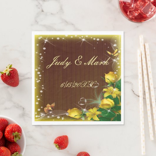 Serviette En Papier Mariage de papillon fleuri en bois foncé rustique (En situation)