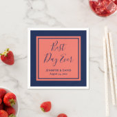 Serviette En Papier Mariage de script moderne marine bleu et corail (En situation)