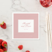 Serviette En Papier Mariage de script rose et blanc sophistiqué (En situation)