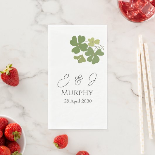 Serviette En Papier Mariage de trèfle vert irlandais moderne (En situation)