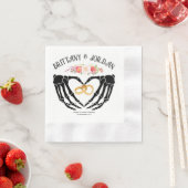 Serviette En Papier Mariage des mains de squelette gothique clair (En situation)
