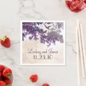Serviette En Papier Mariage d'oiseaux d'amour d'arbre pourpre (En situation)