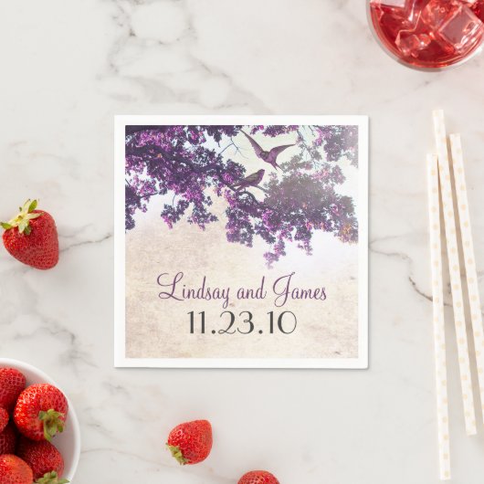 Serviette En Papier Mariage d'oiseaux d'amour d'arbre pourpre (En situation)
