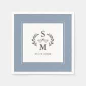 Serviette En Papier Mariage élégant Monogramme Crest Wreath Dusty Blue (Devant)