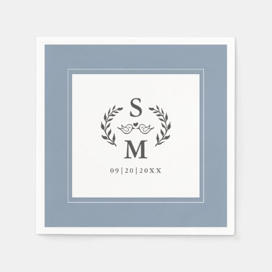 Serviette En Papier Mariage élégant Monogramme Crest Wreath Dusty Blue (Devant)