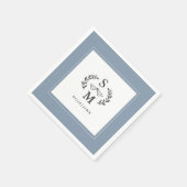 Serviette En Papier Mariage élégant Monogramme Crest Wreath Dusty Blue (Coin)
