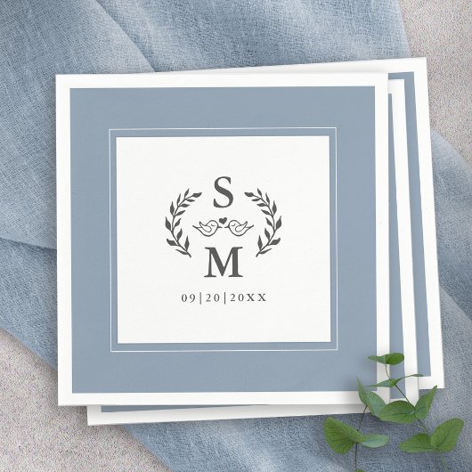 Serviette En Papier Mariage élégant Monogramme Crest Wreath Dusty Blue