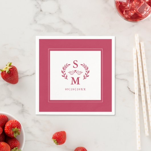 Serviette En Papier Mariage élégant Monogramme Crest Wreath Magenta Ro (En situation)