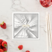 Serviette En Papier Mariage en argent et en satin blanc (En situation)