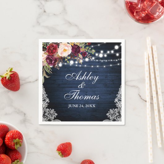 Serviette En Papier Mariage en bois bleu rustique illumine la dentelle (En situation)