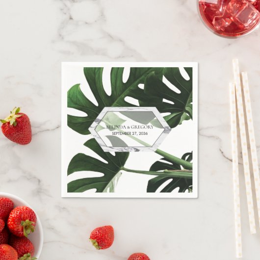 Serviette En Papier Mariage en marbre tropical Monstera (En situation)