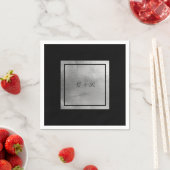Serviette En Papier Mariage Glam Silver Metallic & Noir Initiales (En situation)