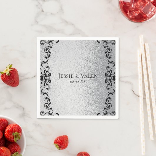 Serviette En Papier Mariage gothique argenté et noir (En situation)