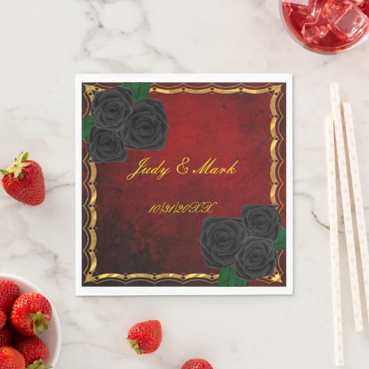 Serviette En Papier Mariage gothique noir Rose sang rouge (En situation)