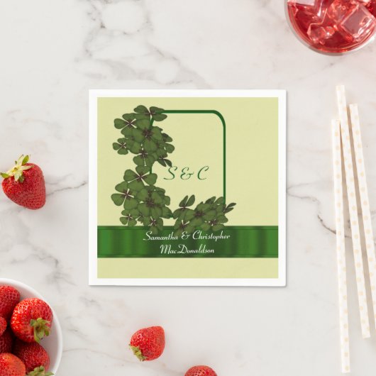 Serviette En Papier Mariage irlandais vert, crème et shamrock (En situation)