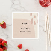 SERVIETTE EN PAPIER MARIAGE MODERNE ABSTRAIT DOUX KRAFT BLUSH ROSE (En situation)