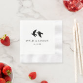 Serviette En Papier Mariage moderne aux oiseaux noirs et blancs (En situation)