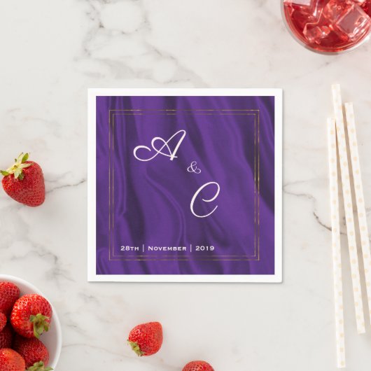 Serviette En Papier Mariage monogramme de soie violette (En situation)