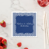 Serviette En Papier Mariage Motif Monogram Royal Blue Chevron (En situation)