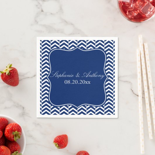 Serviette En Papier Mariage Motif Monogram Royal Blue Chevron (En situation)