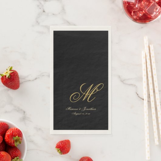 Serviette En Papier Mariage Noir Écriture Monogramme Or Chic (En situation)