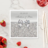 Serviette En Papier Mariage personnalisé Faux Silver Sequins Bow (En situation)