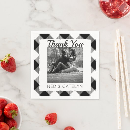 Serviette En Papier Mariage Photo Merci Monogramme B&W Buffalo Check (En situation)