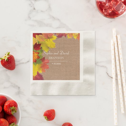 Serviette En Papier Mariage rustique de feuilles d'automne sur toile d (En situation)