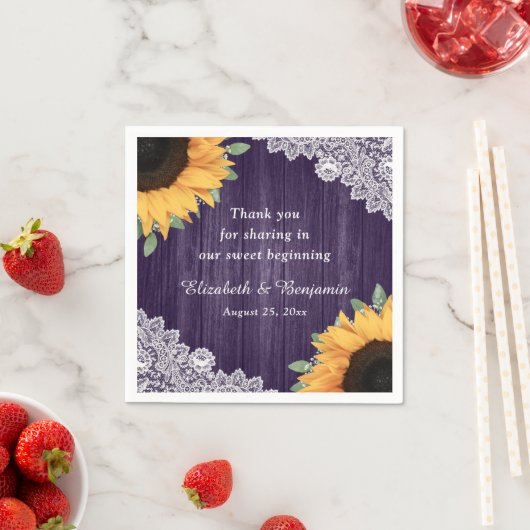 Serviette En Papier Mariage violet de dentelle de bois rustique (En situation)