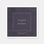 Serviette En Papier Mariage violet foncé simple moderne élégant (Devant)
