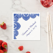 Serviette En Papier Marine Blue Faux Lace sur Mariage blanc (En situation)