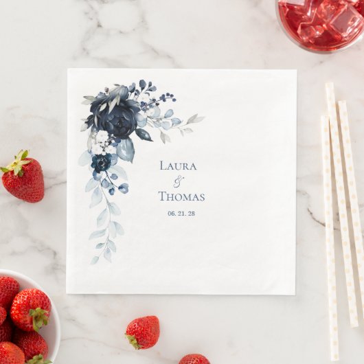 Serviette En Papier Marine Dusty Bleu & Blanc Élégant Mariage (En situation)