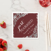 Serviette En Papier Maroon Bourgogne Floral Gris Juste Marié (En situation)