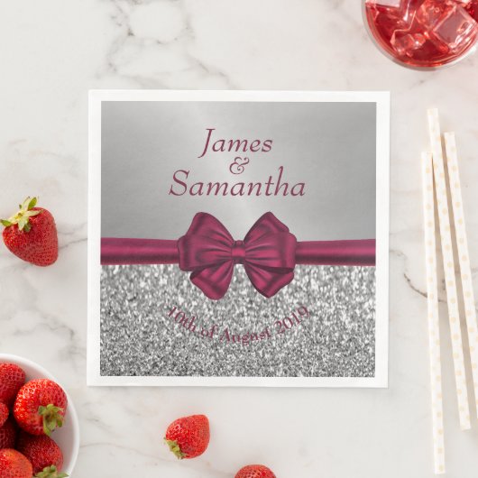 Serviette En Papier Maroon Satin Bow & Silver - (En situation)