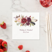 Serviette En Papier Marsala Bourgogne Roses Blanches Plumes Boho (En situation)