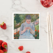 Serviette En Papier Mary Cassatt - Fille couture dans un jardin (En situation)