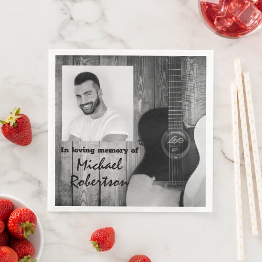 Serviette En Papier Mémorial des guitares électriques noires et blanch (En situation)